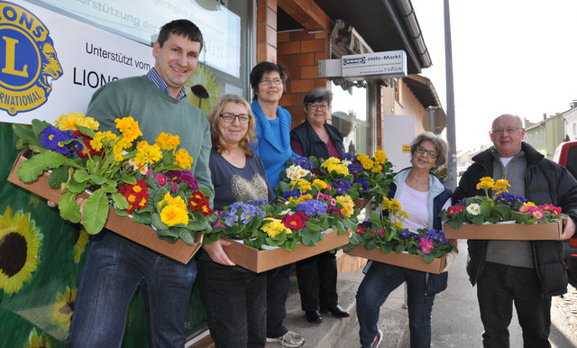 Bezirksgärtnermeister Sebastian Sandner (l.) übergibt Frühlingsprimeln als kleines Dankeschön an Frau König und ihre Mitarbeiter. | Foto: OÖ Gärtner