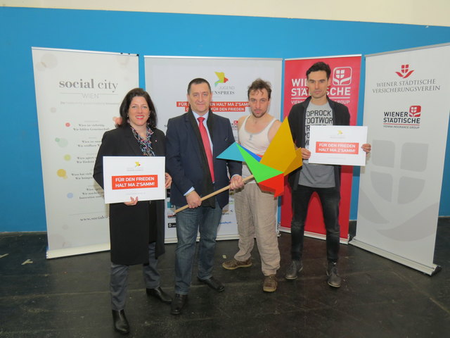 Wollen mit dem Zigeunerboxer eine Anregung für Frieden schaffen: Friedenspreis-Initiatorin Tanja Wehsely, Bezirksvorsteher Hannes Derfler, Schauspieler Michael Pöllmann und Social City-GF Emil Diaconu.