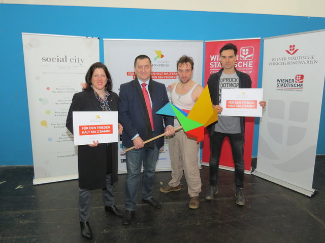 Wollen mit dem Zigeunerboxer eine Anregung für Frieden schaffen: Friedenspreis-Initiatorin Tanja Wehsely, Bezirksvorsteher Hannes Derfler, Schauspieler Michael Pöllmann und Social City-GF Emil Diaconu.