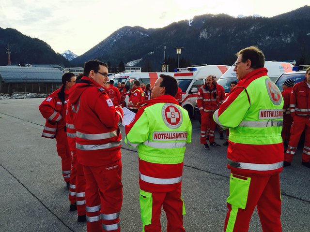 Tragischer Unfall auf der Bahnstrecke Rosenheim – Holzkirchen: Einsatzkräfte aus den Bezirken Kufstein, Kitzbühel und Schwaz vor Ort. | Foto: Noggler