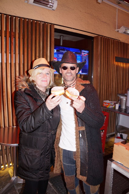 Mitarbeiter Andreas Ljungberg und Sonja Braun "stoßen" mit frischen Krapfen an der Bar an.