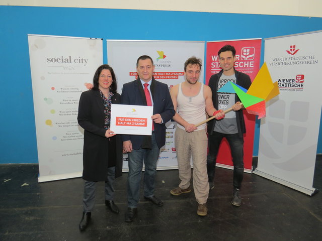 Wollen mit dem Zigeunerboxer eine Anregung für Frieden schaffen: Friedenspreis-Initiatorin Tanja Wehsely, Bezirksvorsteher Hannes Derfler, Schauspieler Michael Pöllmann und Social City-GF Emil Diaconu.