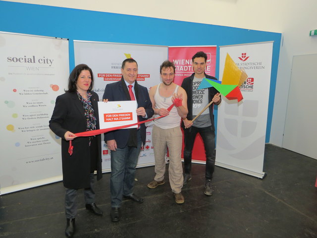 Wollen mit dem Zigeunerboxer eine Anregung für Frieden schaffen: Friedenspreis-Initiatorin Tanja Wehsely, Bezirksvorsteher Hannes Derfler, Schauspieler Michael Pöllmann und Social City-GF Emil Diaconu.
