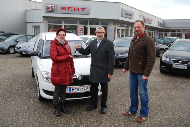 Schlüsselübergabe: Josef Jahrmann übergibt das Auto an Leopoldine Zainzinger | Foto: MG Loosdorf