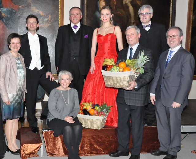 Die Opernrätselsieger mit den Protagonisten; vorne Gundi Schmid und Rudi Stöger, dahinter v.l.: Lucia Deinhofer, Bariton Matthias Helm, Pianist Manfred Schiebel, Sopranistin Elisabeth Pratscher, Moderator Josef Penzendorfer und Bildungshausleiter Johannes | Foto: Großalber