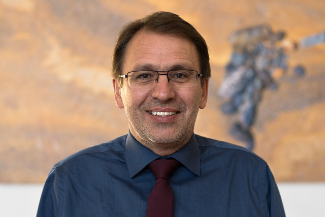 Anton Schiffmann erläutert die Ziele seiner Liste und kandidiert für das Bürgermeisteramt.