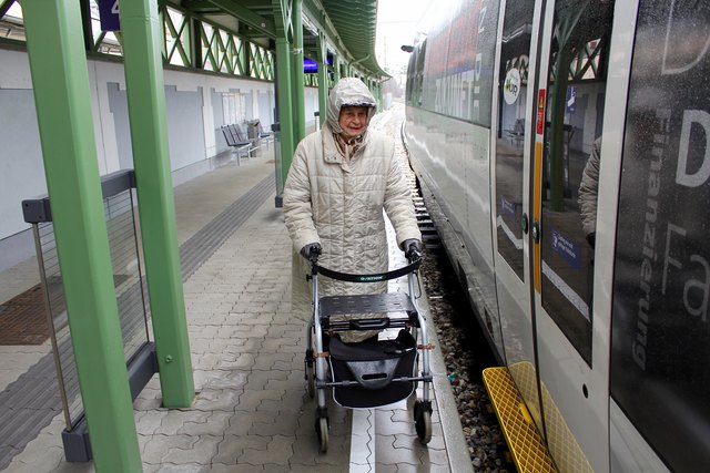 Das Aussteigen aus der S-Bahn bereitet Helga Riemer aufgrund des Spalts zwischen Zug und Bahnsteig Probleme.