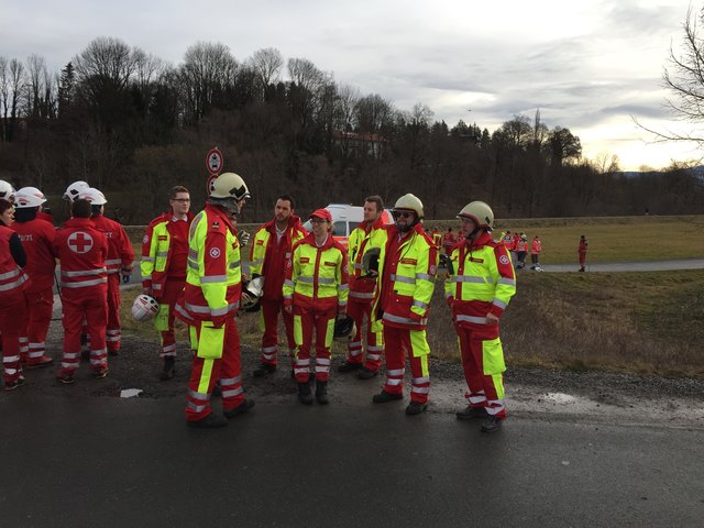 Notärzte und Sanitäter der Tiroler Hilfsorganisationen in Bad Aibling. | Foto: Samariterbund Tirol