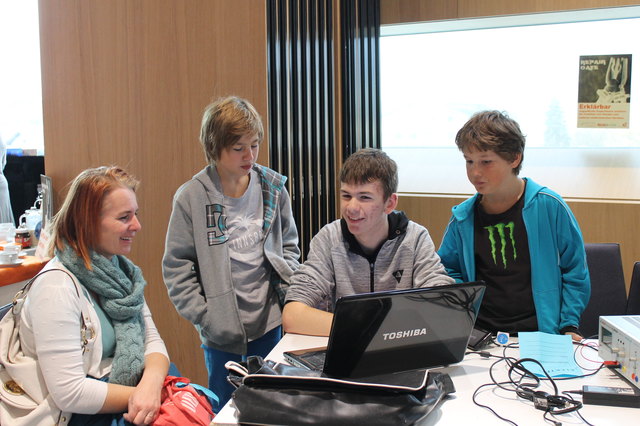 In der ErklärBar werden moderne Technologien von Jugendlichen älteren Generationen erklärt. | Foto: Repair Café