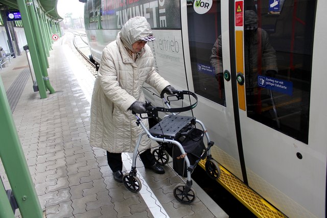 Das Aussteigen aus der S45 wurde Helga Riemer beinahe zum Verhängnis: Man sieht deutlich den großen Spalt zwischen Trittbrett und Bahnsteig - eine Falle für die Räder!