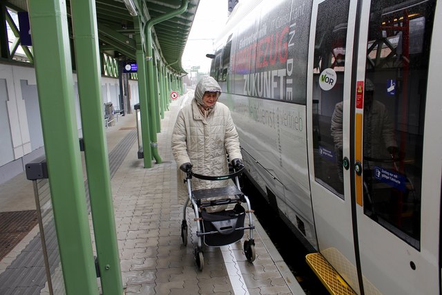Das Aussteigen aus der S45 wurde Helga Riemer beinahe zum Verhängnis: Man sieht deutlich den großen Spalt zwischen Trittbrett und Bahnsteig - eine Falle für die Räder!