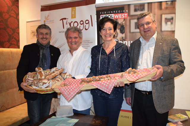 Die beiden Bäckermeister Peter Zangerl und Alfons Wachter mit Andrea Weber (TVB TirolWest) und Toni Prantauer (Wirtschaftskammer).