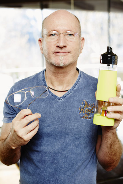 Designer Gerhard Fuchs mit Brad Pitt’s neuer Brille und der Getränkeinnovation "nuapua“.
