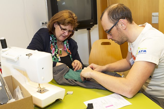Kräftig mithelfen heißt es beim Repair Café, da greift auch ein Mann zu Nadel und Faden. | Foto: Koffou