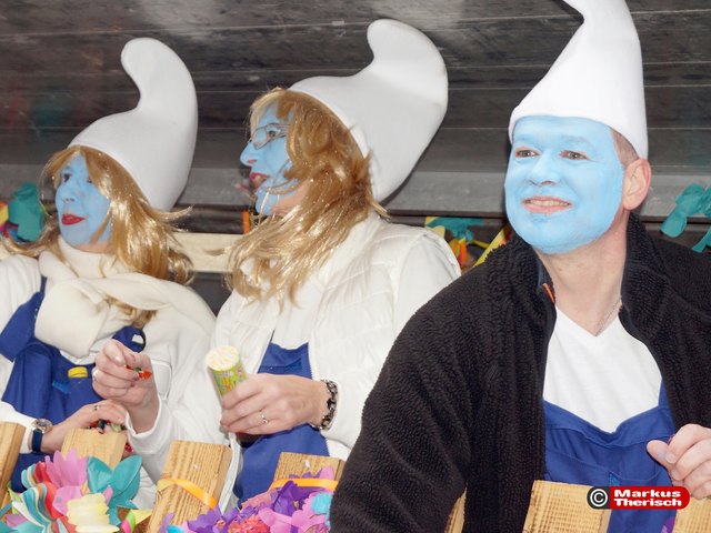Harald Sury (rechts) mit seineSchlümpfinnen beim Voitsberger Fasching. (Foto: Markus Therisch)