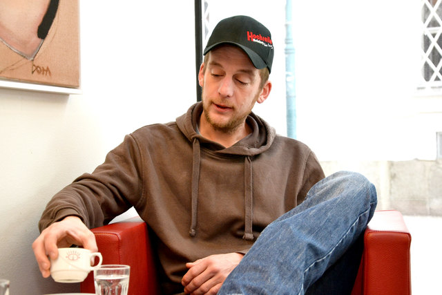 Als Pferdetrainer reitet Reinhard Hochreiter viele Pferde täglich. Dass die Pferde unterschiedlich sind, ist für ihn Herausforderung und Motivation zugleich.