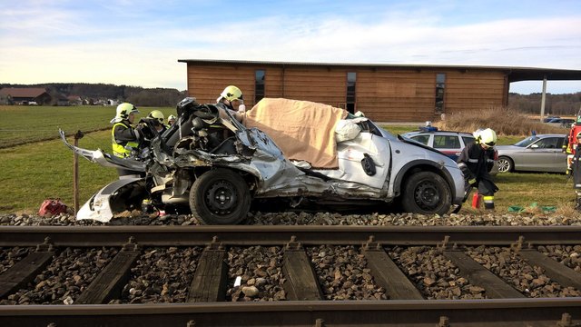 Das demolierte Unfallwrack kam neben den Gleisen zu liegen.