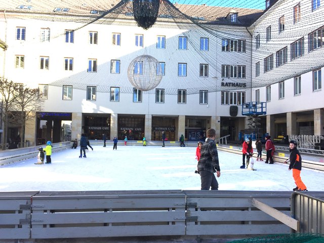 War drei Monate lang eine beliebte Bereicherung der Innenstadt: Die Eislauffläche am Rathausplatz