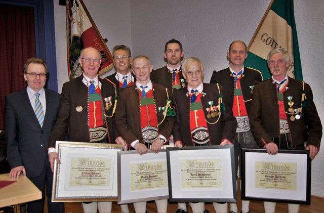 Geehrte Schützen, Bgm. G. Hochfilzer, Bao-Kdt. H. Hinterholzer, Hptm. G. Steiner. | Foto: Kompanie