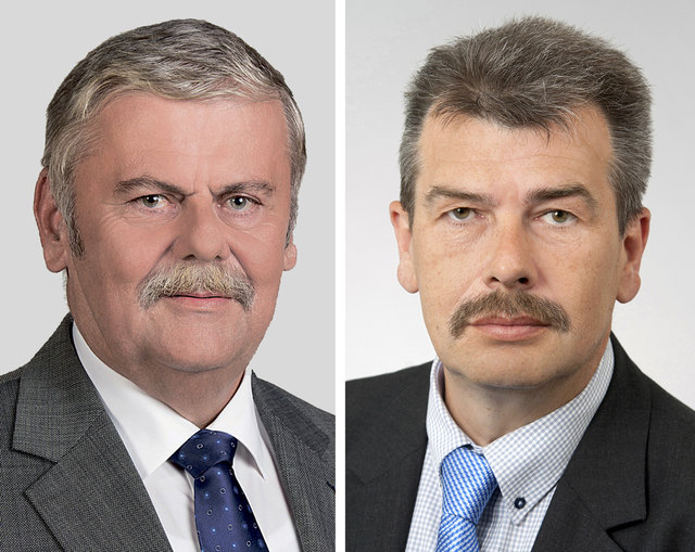 Rudolf Kroiß (r.) wird Heinz Hackl als Bezirksobmann der FPÖ Vöcklabruck nachfolgen.
