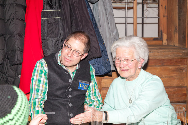 Reinhard Illmer mit der ältesten Besucherin des Abends, Maria Wurzer