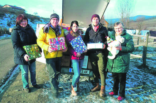 Spendenfahrt: Acht Helfer, ein VW-Bus mit Anhänger, bepackt mit Lebensmitteln und mit Winterbekleidung. | Foto: Privat