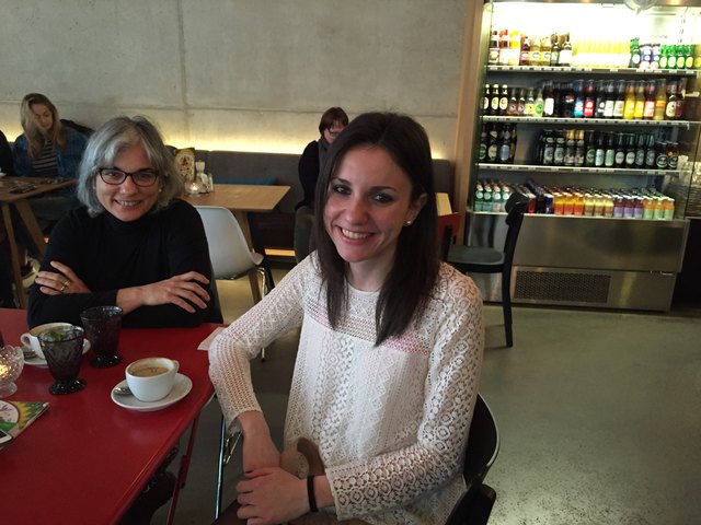 Zeit zu zweit genießen Barbara Radgam und ihre Mutter gerne bei einer Tasse Cappuccino im Kunsthauscafé.