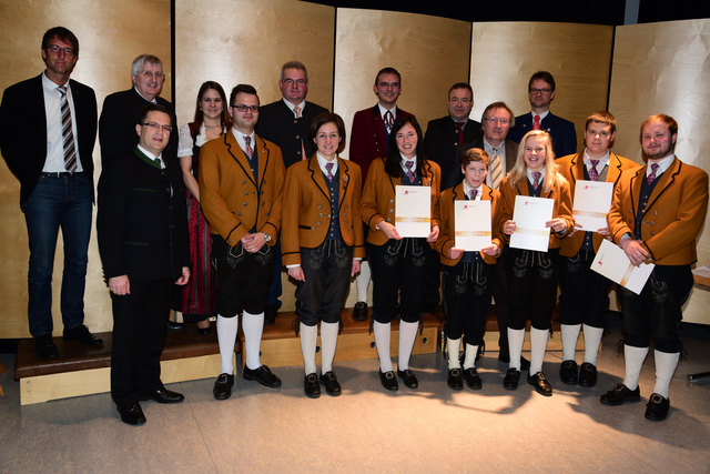 Im Bild:
Bundesrat Thomas Schererbauer, Landtagsabgeordneter Hans Hingsamer, Bezirksjugendreferentin Mag. Michaela Bauer, Landesstabführer Franz Winter, Bezirksobmann Johannes Gimplinger, Bezirkshauptmann Dr. Rudolf Greiner, Vizebürgermeister Ing. Fried
