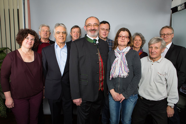 Bgm. Luis Oberdanner (5.v.li.) und Sepp Strasser (3. v.li.) arbeiten mit ihren Listenmitgliedern künftig zusammen.