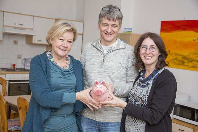 Darf sich freuen: Maria Bauer vom Haus Elisabeth bei der Spendenübergabe mit GR Manfred Eber und Stadträtin Elke Kahr (r.). | Foto: Prontolux