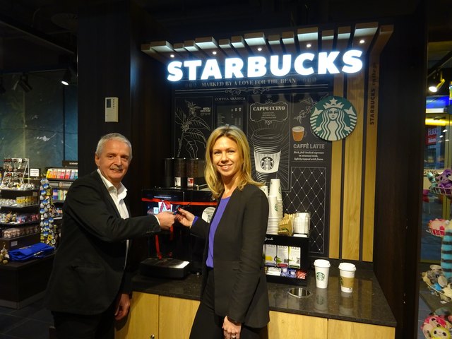 Manuela Zimmermann und Ernst Rupp bei der Eröffnung von "Starbucks on the go" am Grazer Hauptbahnhof.