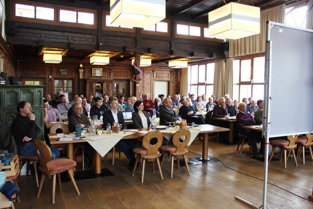 Über 70 BetriebsführerInnen nahmen am Tiroler Obstbautag an den Weiterbildungen und Diskussionen in Absam teil. | Foto: LK Tirol/ Böck