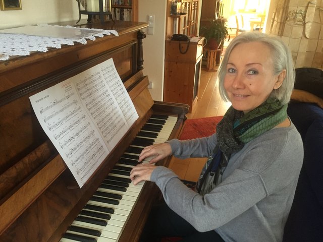 Vera Ranftl hat nicht nur eine schöne Stimme, sondern macht auch am Klavier eine gute Figur.