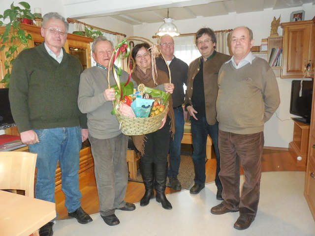 Roman Greiler mit Geschenkskorb