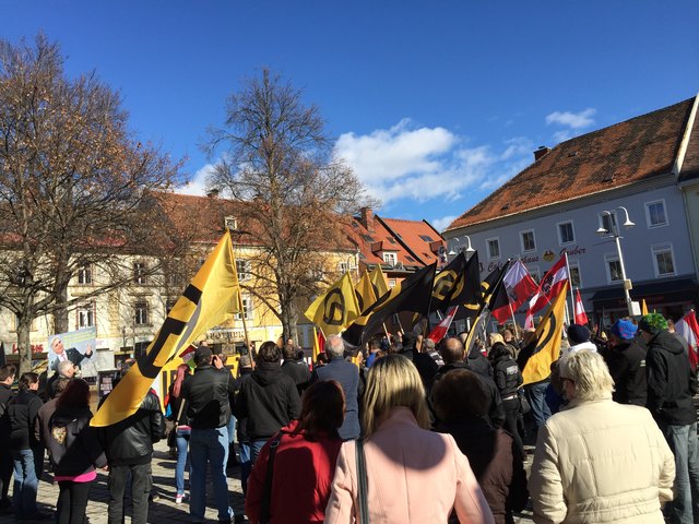 Mit Fahnen und Parolen marschierte die "Identitäre Bewegung" in Judenburg auf. Foto: MZ