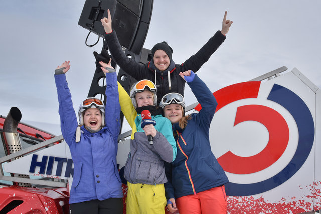 Die drei Wildschönauerinnen Annalena, Julia und Christina mit Ö3 DJ Philipp Sandpeck