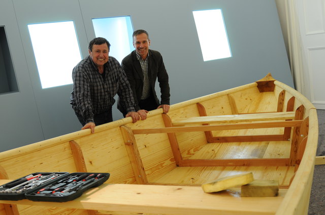 Bootsbauer Anton Witti aus Wesenufer mit Salzburg Museum-Chefkurator Peter Husty vor der hözernen Zille für die 200 Jahre Salzburg-Jubiläumsausstellung.