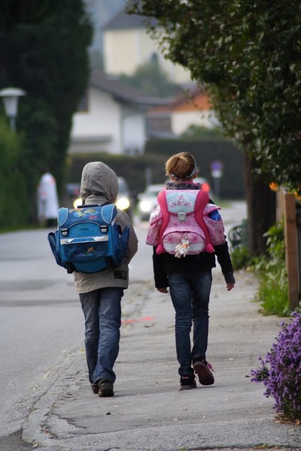 Ein Schulweg ohne Auto fördert auch die elektronikfreie Kommunikation der Kinder.