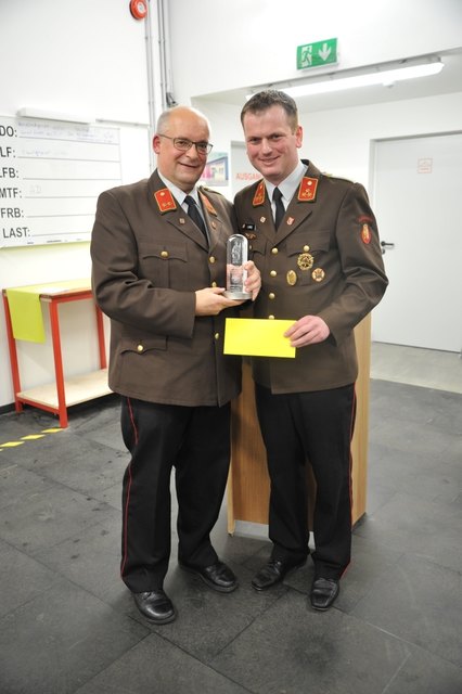 Als Dankeschön erhielt der bisherige Kommandant-Stellvertreter Klaus Metermann einen Glaspokal und Gutscheine.