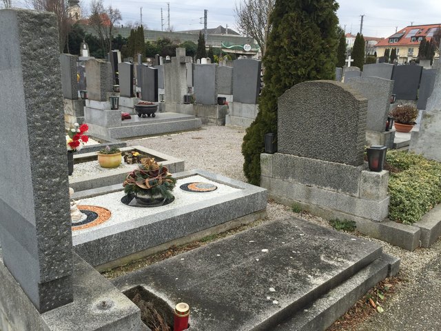 Auf dem Friedhof soll der Steinmetzbetrieb Haberl nicht bekannt sein. Das hat sich durch den Eklat nun geändert. | Foto: Zeiler