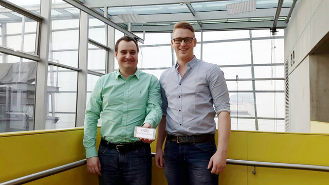 Christoph Pötscher und Stephan Hackl mit dem Prototyp der Odis-App.