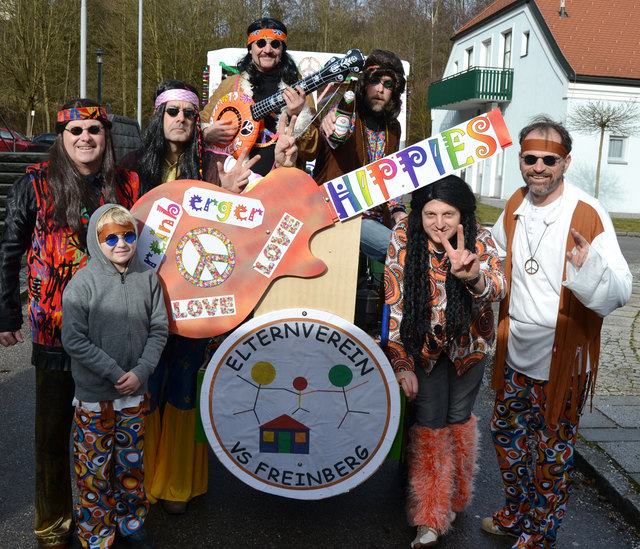 Die Freinberger Hippies sorgten mit ihrem Flower Power-Bus für Stimmung. | Foto: privat