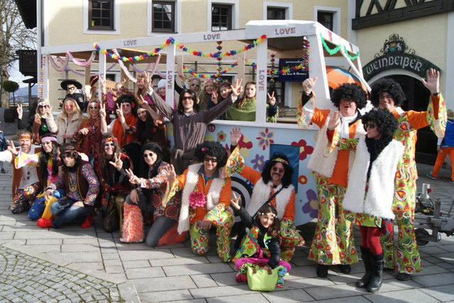 Die Freinberger Hippies mit den Innstädter Faschingsfreunden | Foto: privat