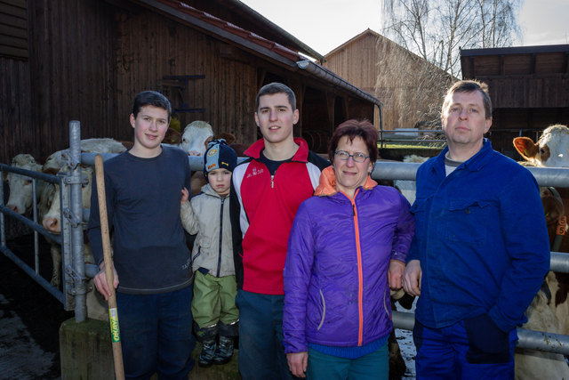 Biobauer Günter Steinhögl (Maxbauer) mit seiner Frau Petra und den Söhnen Philipp, Thomas und dem vierjährigen Fabian.