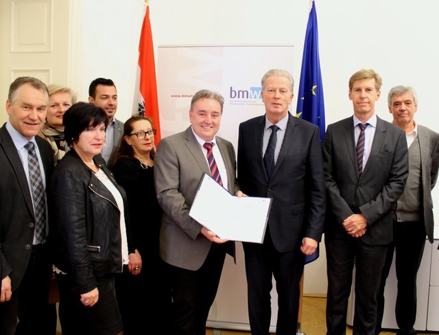 Vinzenz Harrer überreicht dem Wirtschaftsminister die Petition. | Foto: bmw