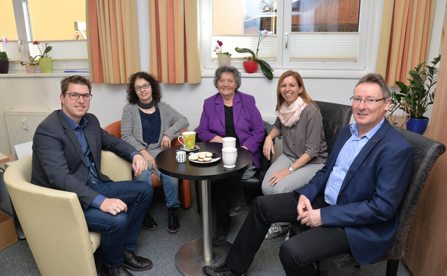 Begrüßung der neuen Ehrenamts-Koordinatorin Doris Perfler im Sozial- und Gesundheitssprengel Telfs. V.l.: Bgm. Christian Härting, SGS-Geschäftsführerin Larissa Pöschl, GR Silvia Schaller, Doris Perfler und SGS-Obmann GR Hans Ortner. | Foto: MG Telfs/Dietrich