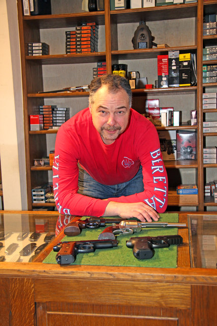 Walter Sternbauer mit Schusswaffen, für die eine Waffenbesitzkarte nötig ist.