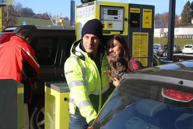 Avanti-Tankexperte Helge Payer mit Kundin an der Avanti-Tankstelle in Neulengbach | Foto: Avanti