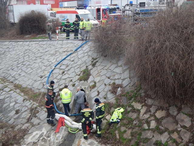 Öl im Liesingbach: Sechs Fahrzeugen und 26 Feuerwehrleute waren im Einsatz. | Foto: MA 48