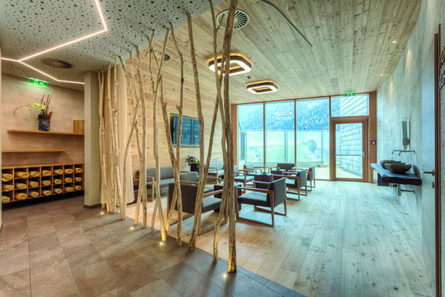 In der neuen Spa-Lounge wurden hochwertige Materialien wie Voll- und Naturholz verwendet. | Foto: Alex Mattersberger
